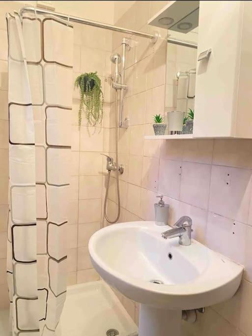 Low-Cost Teatro Romano Apartment Verona Ngoại thất bức ảnh